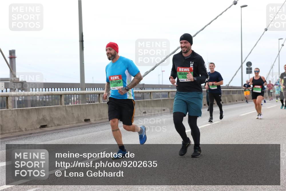 03.10.2025 - Köhlbrandbrückenlauf Lena Gebhardt http://msf.ph/oto/9202635 03.10.2025 15:49:51 Position 2 8294, 8292 meine-sportfotos.de