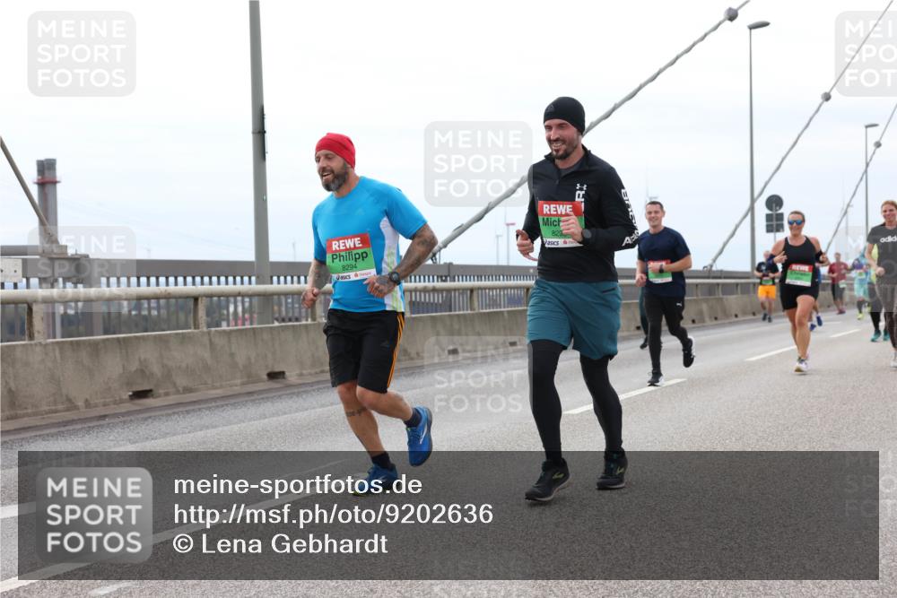 03.10.2025 - Köhlbrandbrückenlauf Lena Gebhardt http://msf.ph/oto/9202636 03.10.2025 15:49:51 Position 2 415, 8294, 829 meine-sportfotos.de