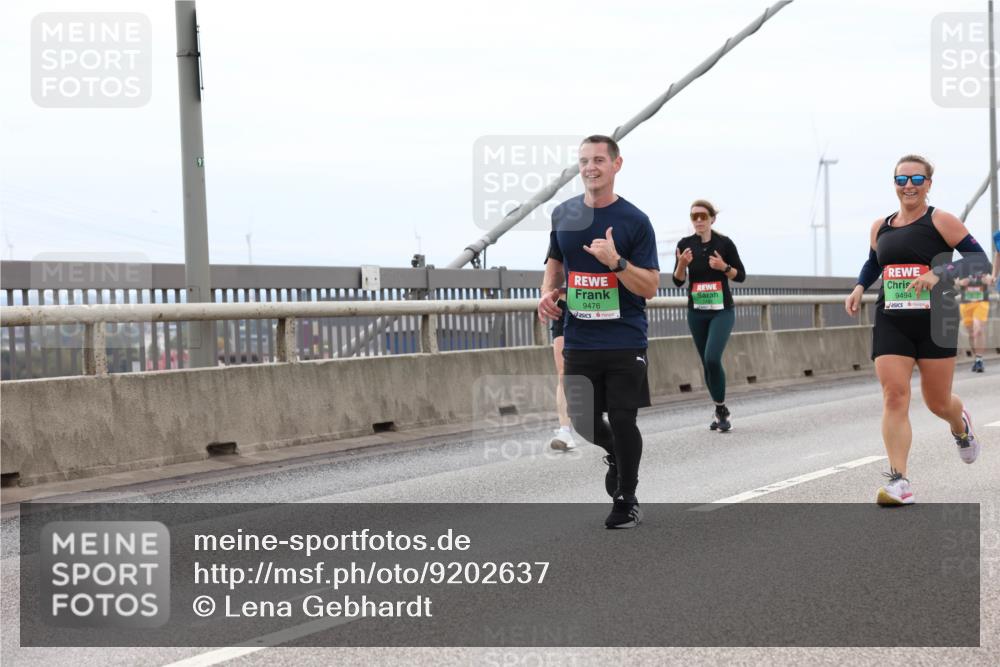 03.10.2025 - Köhlbrandbrückenlauf Lena Gebhardt http://msf.ph/oto/9202637 03.10.2025 15:49:52 Position 2 91, 9476, 9494 meine-sportfotos.de