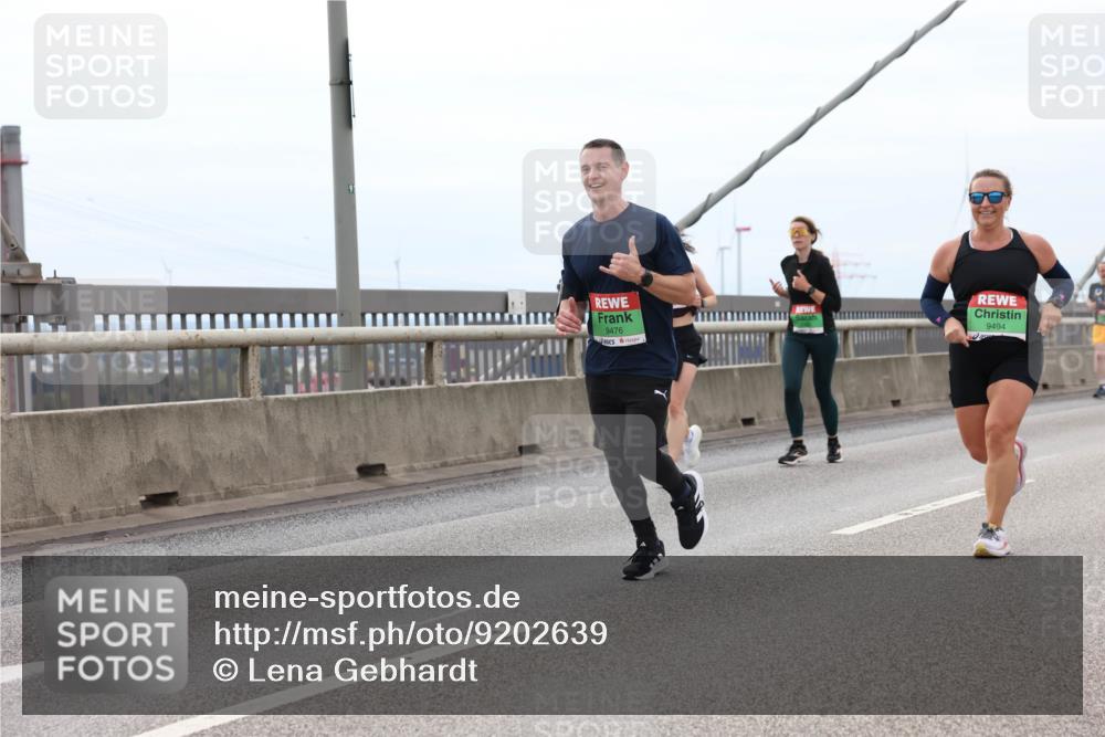 03.10.2025 - Köhlbrandbrückenlauf Lena Gebhardt http://msf.ph/oto/9202639 03.10.2025 15:49:52 Position 2 9476, 9494 meine-sportfotos.de