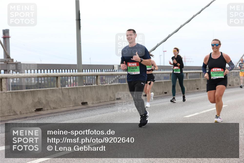 03.10.2025 - Köhlbrandbrückenlauf Lena Gebhardt http://msf.ph/oto/9202640 03.10.2025 15:49:52 Position 2 9476, 9494 meine-sportfotos.de