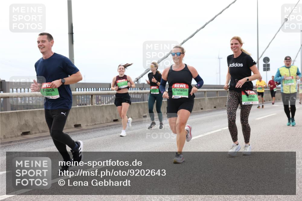 03.10.2025 - Köhlbrandbrückenlauf Lena Gebhardt http://msf.ph/oto/9202643 03.10.2025 15:49:53 Position 2 9476, 9494, 9495 meine-sportfotos.de