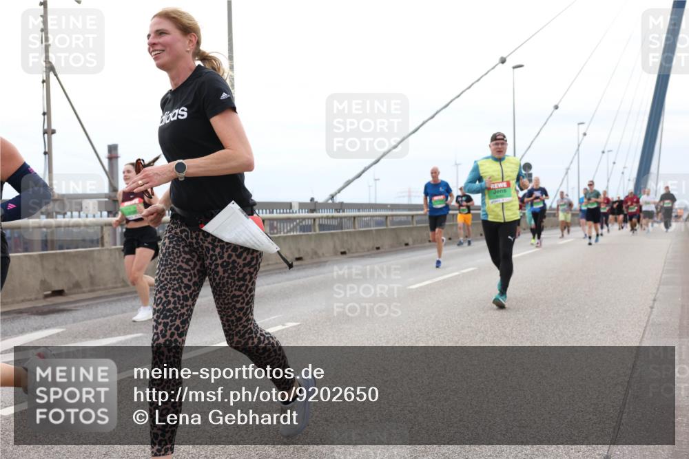 03.10.2025 - Köhlbrandbrückenlauf Lena Gebhardt http://msf.ph/oto/9202650 03.10.2025 15:49:54 Position 2  meine-sportfotos.de