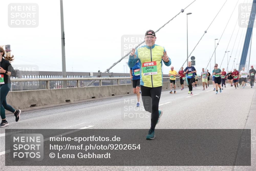 03.10.2025 - Köhlbrandbrückenlauf Lena Gebhardt http://msf.ph/oto/9202654 03.10.2025 15:49:55 Position 2 9080 meine-sportfotos.de