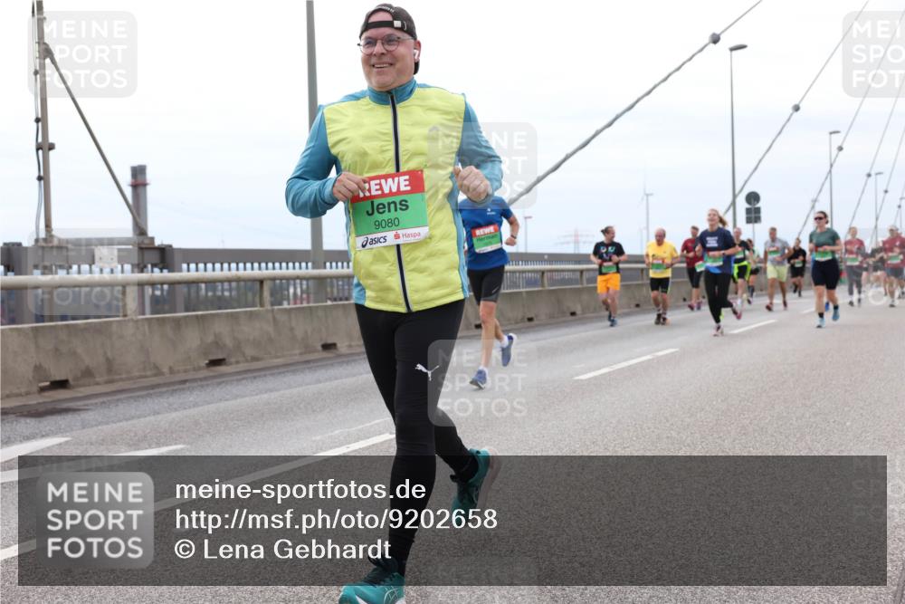 03.10.2025 - Köhlbrandbrückenlauf Lena Gebhardt http://msf.ph/oto/9202658 03.10.2025 15:49:56 Position 2 9080 meine-sportfotos.de