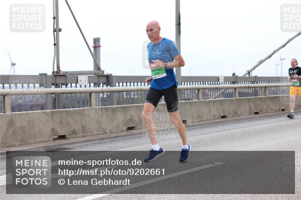 03.10.2025 - Köhlbrandbrückenlauf Lena Gebhardt http://msf.ph/oto/9202661 03.10.2025 15:49:57 Position 2 7879 meine-sportfotos.de