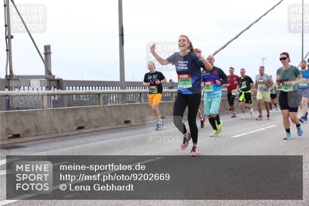 03.10.2025 - Köhlbrandbrückenlauf Lena Gebhardt http://msf.ph/oto/9202669 03.10.2025 15:49:59 Position 2 9152, 720, 8451 meine-sportfotos.de