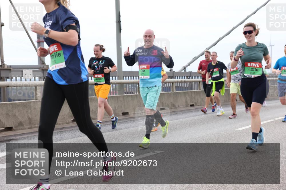 03.10.2025 - Köhlbrandbrückenlauf Lena Gebhardt http://msf.ph/oto/9202673 03.10.2025 15:49:59 Position 2 912, 120, 9055, 8451 meine-sportfotos.de