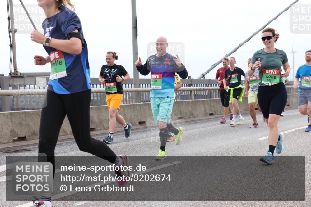 03.10.2025 - Köhlbrandbrückenlauf Lena Gebhardt http://msf.ph/oto/9202674 03.10.2025 15:49:59 Position 2 120, 9055, 8451 meine-sportfotos.de