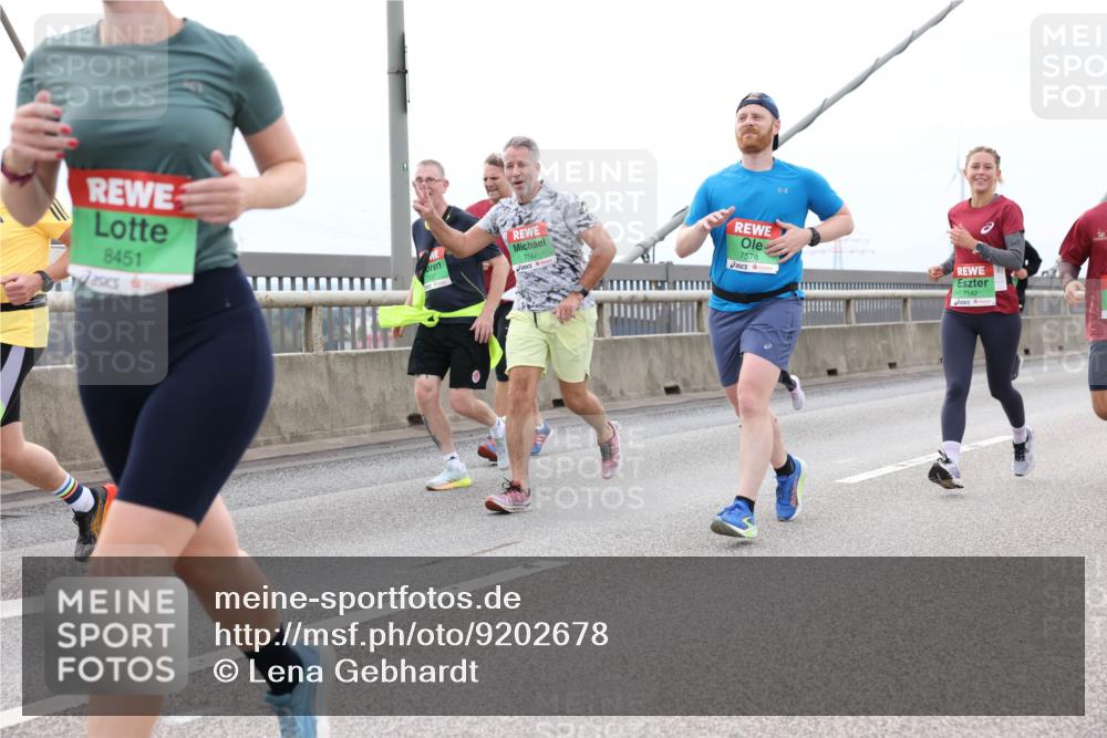 03.10.2025 - Köhlbrandbrückenlauf Lena Gebhardt http://msf.ph/oto/9202678 03.10.2025 15:50:01 Position 2 8451, 7587, 7578, 7542 meine-sportfotos.de