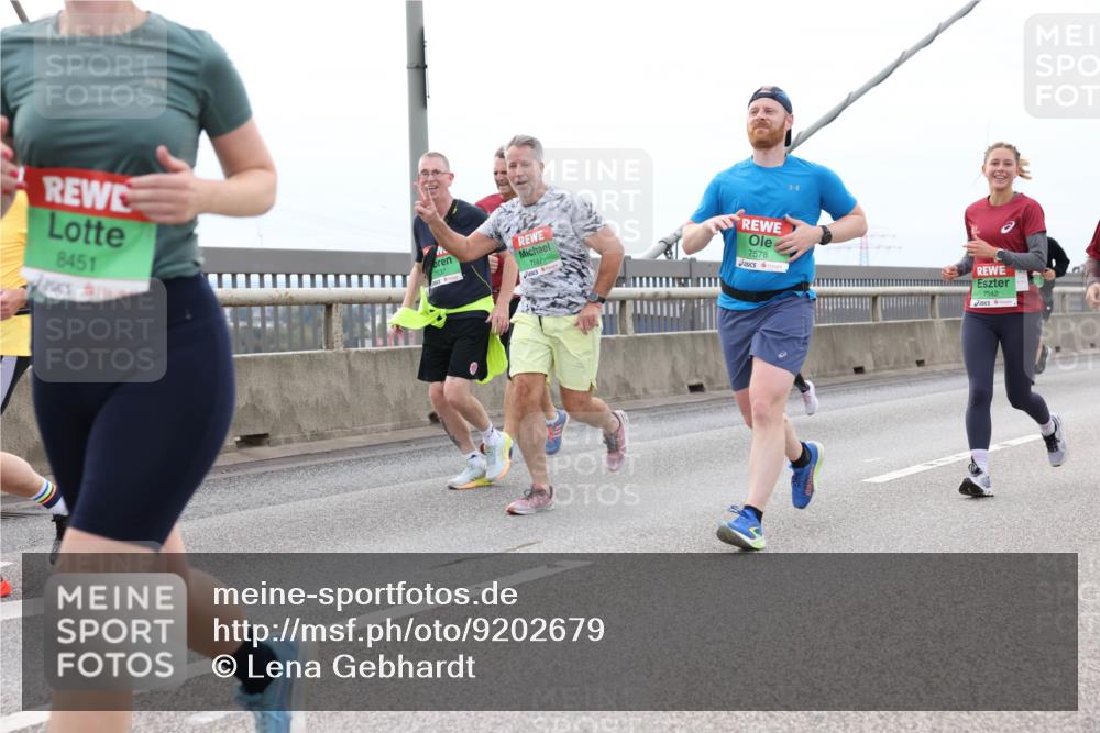 03.10.2025 - Köhlbrandbrückenlauf Lena Gebhardt http://msf.ph/oto/9202679 03.10.2025 15:50:01 Position 2 8451, 7537, 7587, 7578, 7542 meine-sportfotos.de