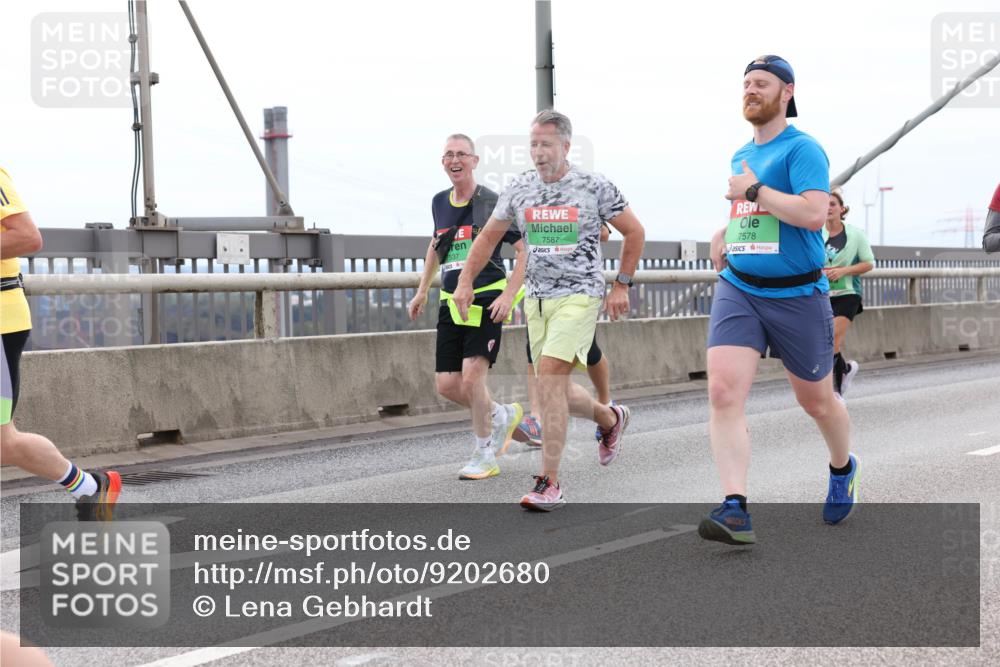03.10.2025 - Köhlbrandbrückenlauf Lena Gebhardt http://msf.ph/oto/9202680 03.10.2025 15:50:01 Position 2 537, 7587, 7578 meine-sportfotos.de