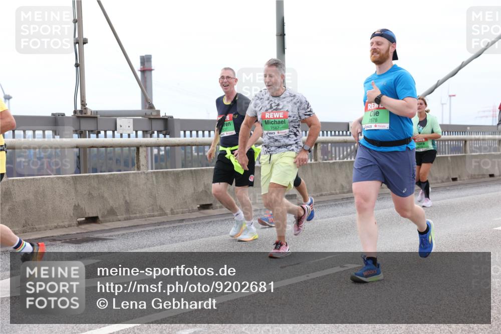 03.10.2025 - Köhlbrandbrückenlauf Lena Gebhardt http://msf.ph/oto/9202681 03.10.2025 15:50:01 Position 2 537, 7587, 7578 meine-sportfotos.de