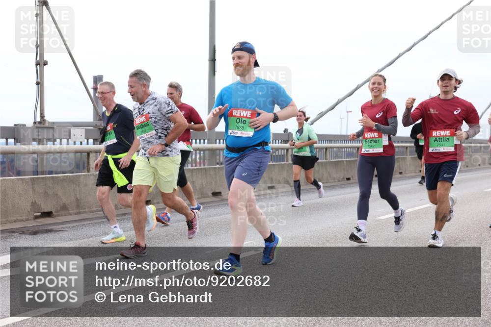 03.10.2025 - Köhlbrandbrückenlauf Lena Gebhardt http://msf.ph/oto/9202682 03.10.2025 15:50:01 Position 2 7587, 7578, 7542, 7541 meine-sportfotos.de