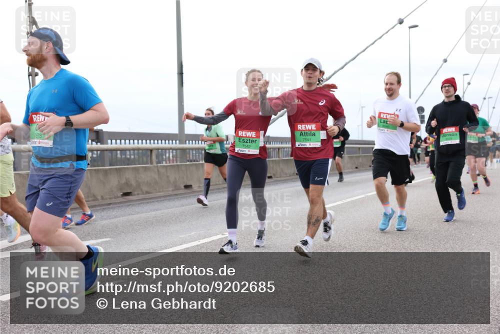 03.10.2025 - Köhlbrandbrückenlauf Lena Gebhardt http://msf.ph/oto/9202685 03.10.2025 15:50:02 Position 2 7578, 7542, 7541, 8540 meine-sportfotos.de