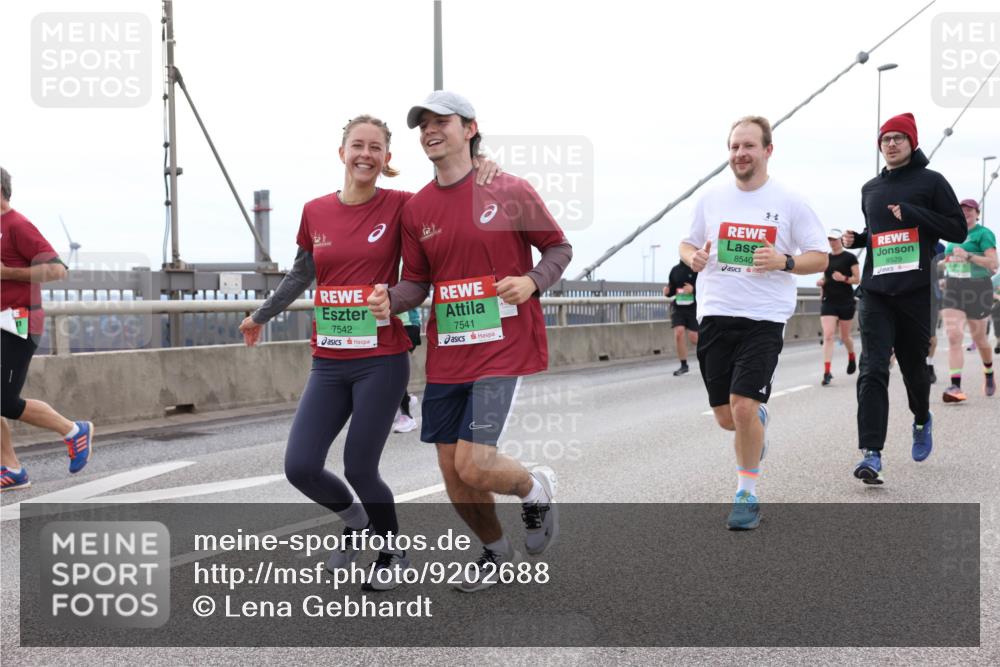03.10.2025 - Köhlbrandbrückenlauf Lena Gebhardt http://msf.ph/oto/9202688 03.10.2025 15:50:03 Position 2 7542, 7541, 8540, 8529 meine-sportfotos.de