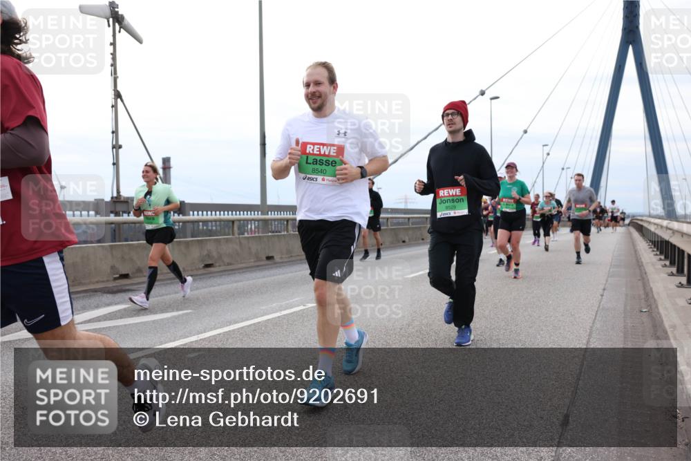 03.10.2025 - Köhlbrandbrückenlauf Lena Gebhardt http://msf.ph/oto/9202691 03.10.2025 15:50:03 Position 2 8540, 8529 meine-sportfotos.de