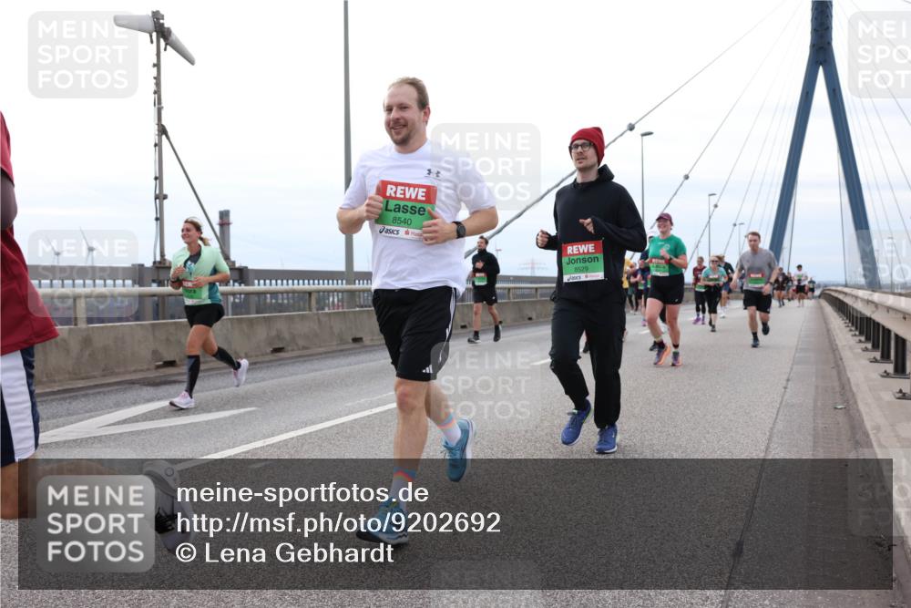 03.10.2025 - Köhlbrandbrückenlauf Lena Gebhardt http://msf.ph/oto/9202692 03.10.2025 15:50:03 Position 2 8540, 8529 meine-sportfotos.de