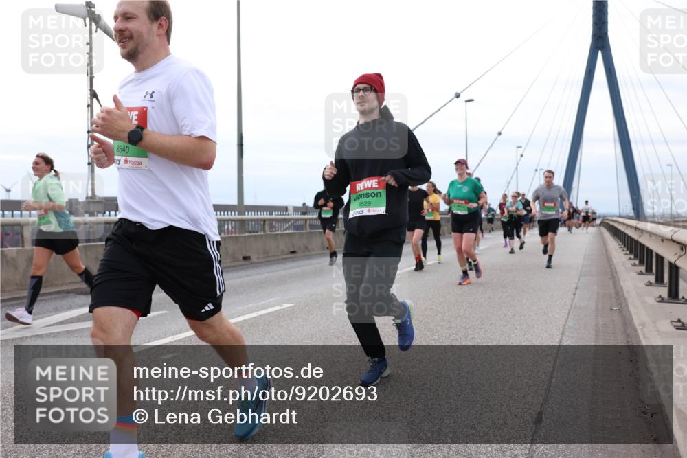 03.10.2025 - Köhlbrandbrückenlauf Lena Gebhardt http://msf.ph/oto/9202693 03.10.2025 15:50:04 Position 2 8, 8540, 8529 meine-sportfotos.de