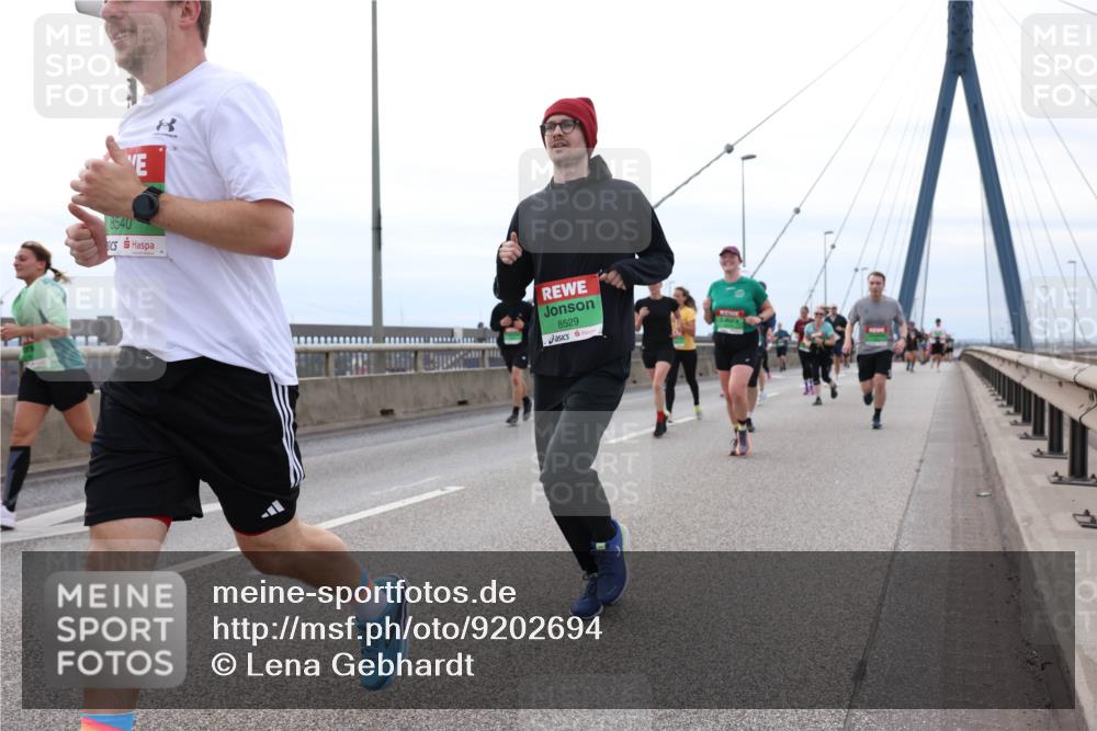 03.10.2025 - Köhlbrandbrückenlauf Lena Gebhardt http://msf.ph/oto/9202694 03.10.2025 15:50:04 Position 2 8540, 8529 meine-sportfotos.de