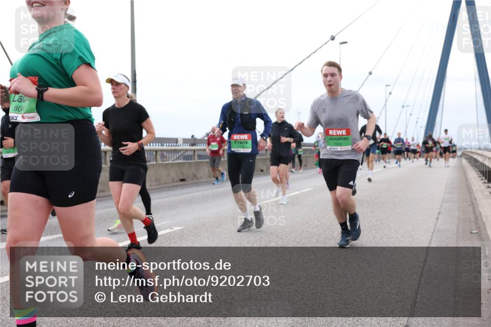 03.10.2025 - Köhlbrandbrückenlauf Lena Gebhardt http://msf.ph/oto/9202703 03.10.2025 15:50:06 Position 2 804, 7133, 7502 meine-sportfotos.de