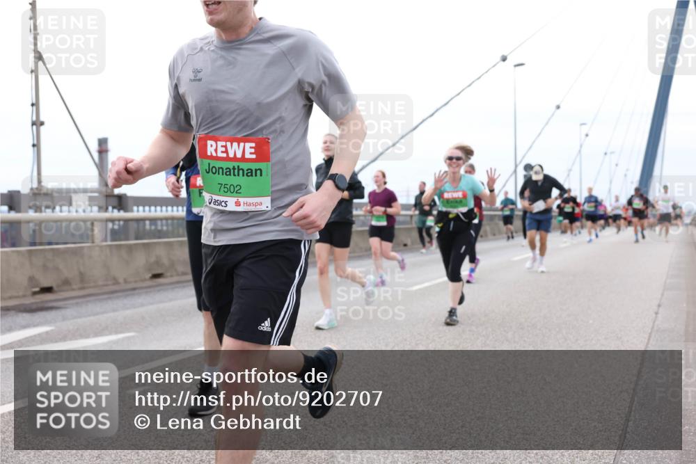03.10.2025 - Köhlbrandbrückenlauf Lena Gebhardt http://msf.ph/oto/9202707 03.10.2025 15:50:07 Position 2 8, 7502 meine-sportfotos.de