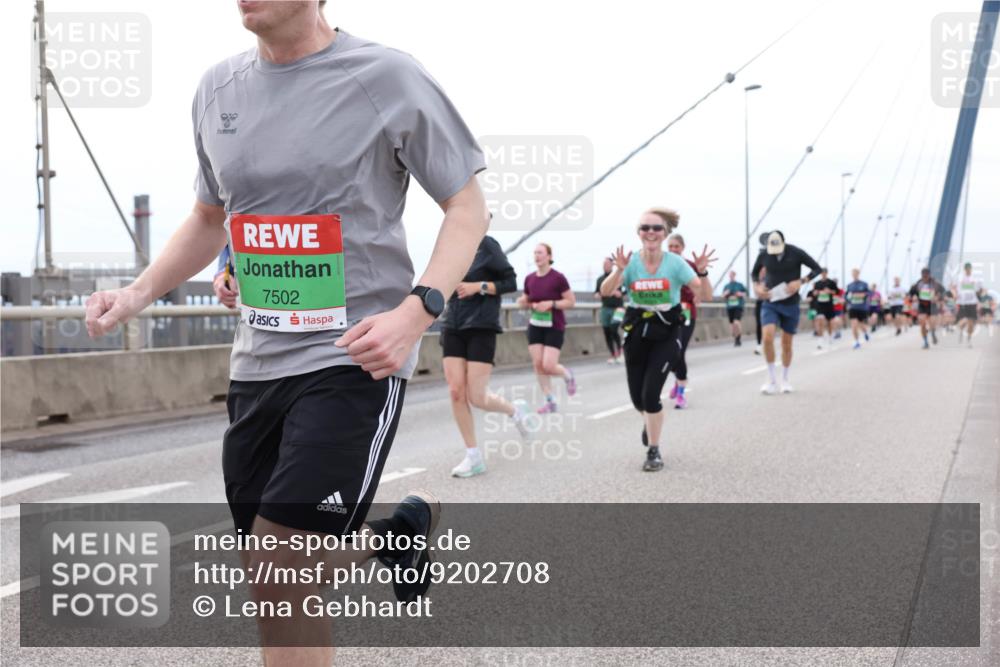 03.10.2025 - Köhlbrandbrückenlauf Lena Gebhardt http://msf.ph/oto/9202708 03.10.2025 15:50:07 Position 2 7502 meine-sportfotos.de
