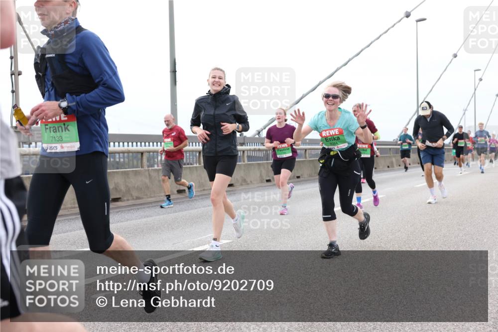 03.10.2025 - Köhlbrandbrückenlauf Lena Gebhardt http://msf.ph/oto/9202709 03.10.2025 15:50:07 Position 2 7133, 8084 meine-sportfotos.de
