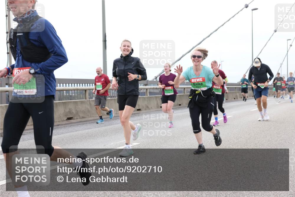 03.10.2025 - Köhlbrandbrückenlauf Lena Gebhardt http://msf.ph/oto/9202710 03.10.2025 15:50:07 Position 2 7133, 8084 meine-sportfotos.de