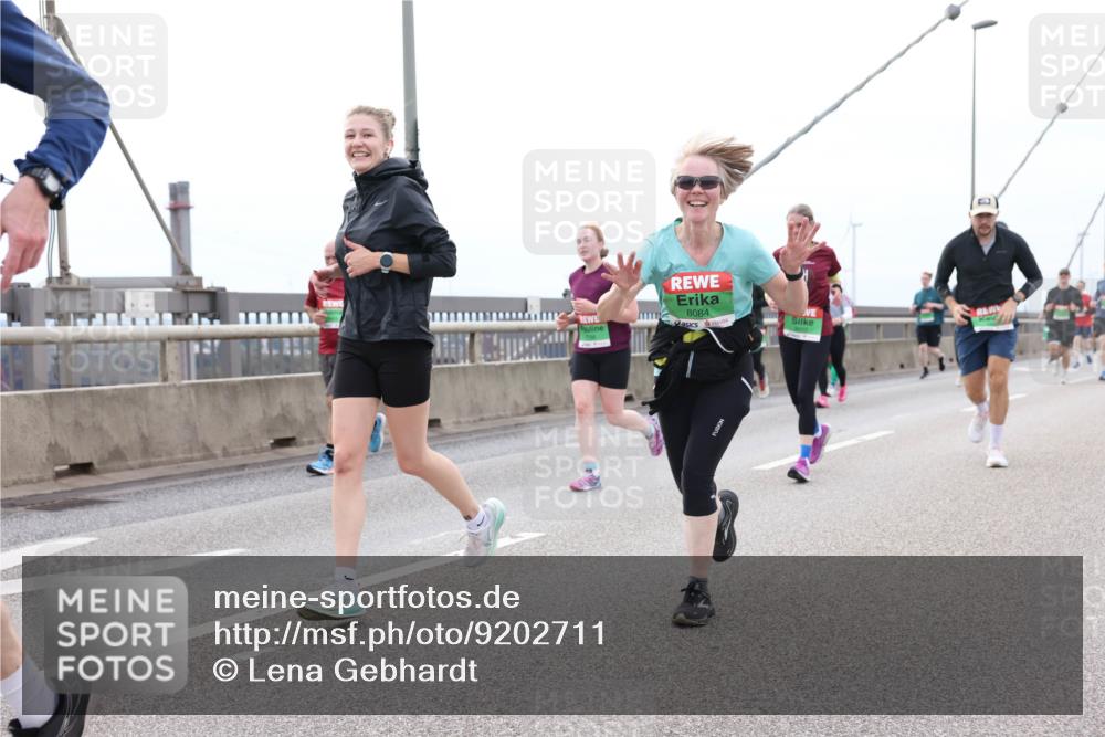 03.10.2025 - Köhlbrandbrückenlauf Lena Gebhardt http://msf.ph/oto/9202711 03.10.2025 15:50:07 Position 2 8084 meine-sportfotos.de