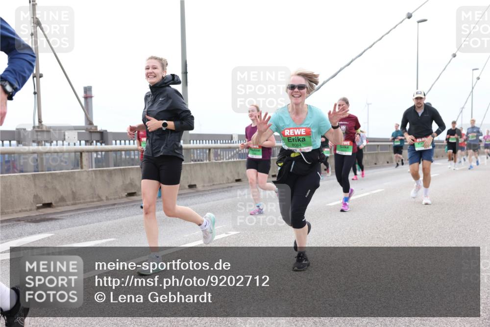 03.10.2025 - Köhlbrandbrückenlauf Lena Gebhardt http://msf.ph/oto/9202712 03.10.2025 15:50:07 Position 2 8084 meine-sportfotos.de