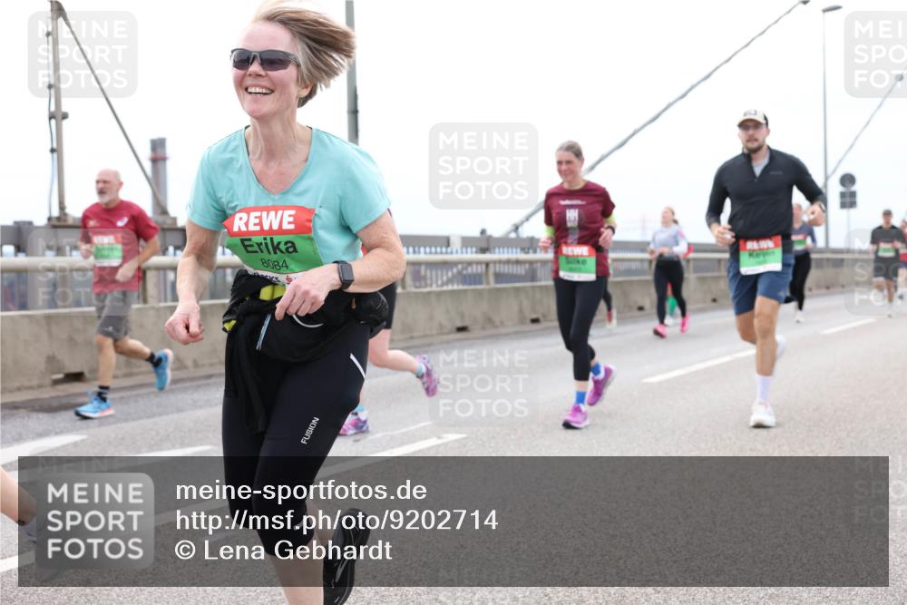 03.10.2025 - Köhlbrandbrückenlauf Lena Gebhardt http://msf.ph/oto/9202714 03.10.2025 15:50:08 Position 2 8084 meine-sportfotos.de