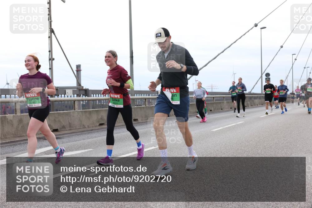 03.10.2025 - Köhlbrandbrückenlauf Lena Gebhardt http://msf.ph/oto/9202720 03.10.2025 15:50:09 Position 2 7786, 8853 meine-sportfotos.de