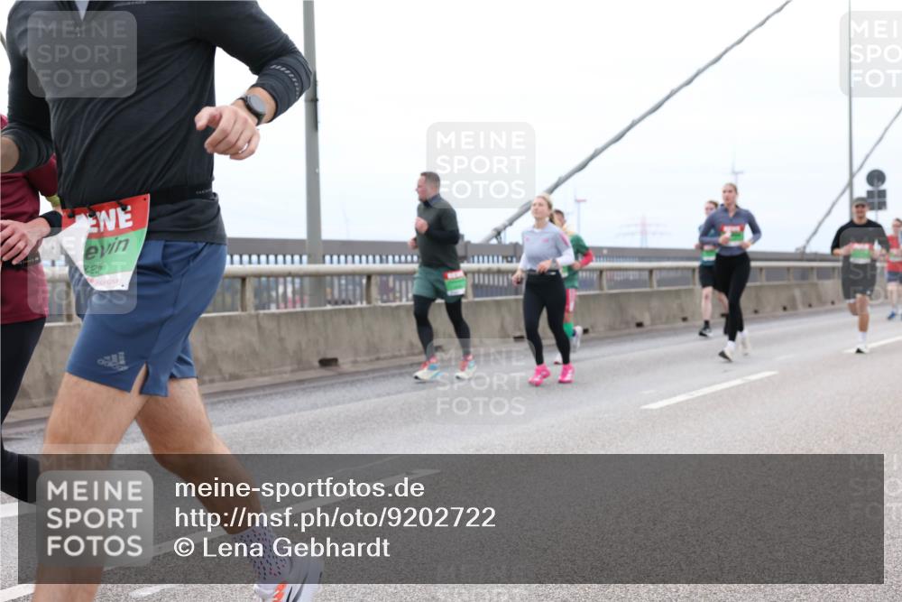03.10.2025 - Köhlbrandbrückenlauf Lena Gebhardt http://msf.ph/oto/9202722 03.10.2025 15:50:09 Position 2 25 meine-sportfotos.de