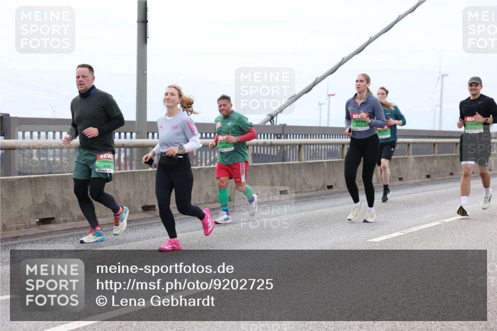 03.10.2025 - Köhlbrandbrückenlauf Lena Gebhardt http://msf.ph/oto/9202725 03.10.2025 15:50:10 Position 2 9066 meine-sportfotos.de