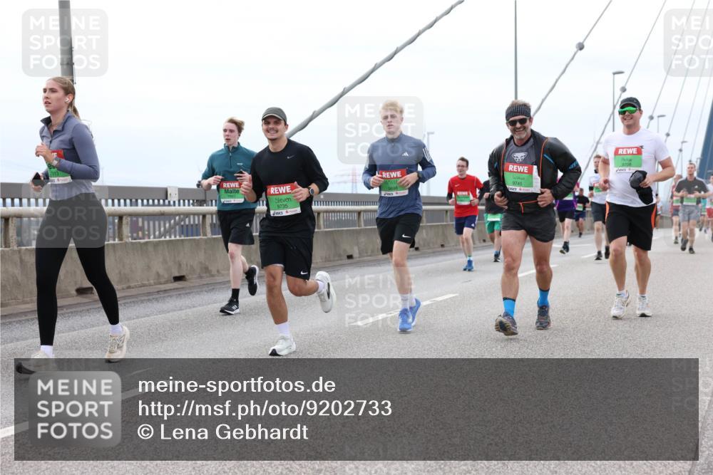 03.10.2025 - Köhlbrandbrückenlauf Lena Gebhardt http://msf.ph/oto/9202733 03.10.2025 15:50:12 Position 2 9735, 9698, 9745, 9708 meine-sportfotos.de