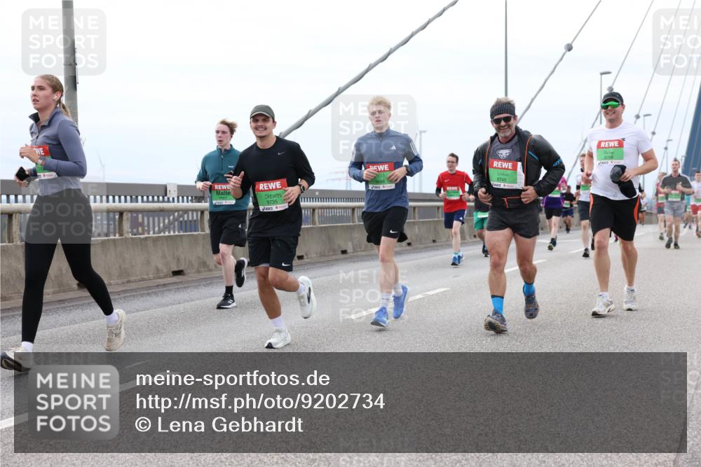 03.10.2025 - Köhlbrandbrückenlauf Lena Gebhardt http://msf.ph/oto/9202734 03.10.2025 15:50:12 Position 2 9735, 9745, 9708 meine-sportfotos.de