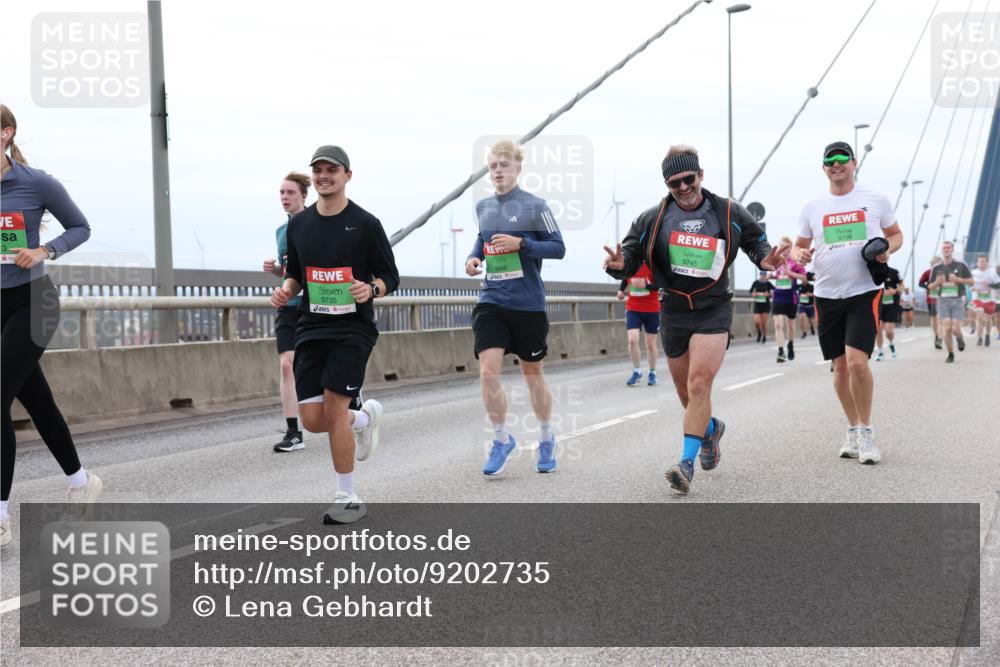 03.10.2025 - Köhlbrandbrückenlauf Lena Gebhardt http://msf.ph/oto/9202735 03.10.2025 15:50:12 Position 2 9735, 9698, 9745, 9708 meine-sportfotos.de