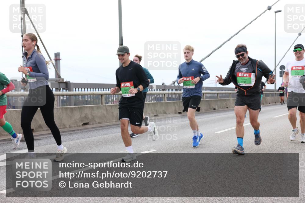 03.10.2025 - Köhlbrandbrückenlauf Lena Gebhardt http://msf.ph/oto/9202737 03.10.2025 15:50:13 Position 2 9735, 9698, 9745, 9708 meine-sportfotos.de