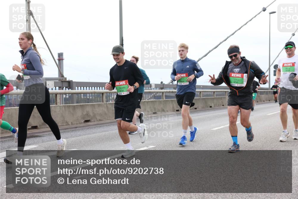 03.10.2025 - Köhlbrandbrückenlauf Lena Gebhardt http://msf.ph/oto/9202738 03.10.2025 15:50:13 Position 2 9735, 9745, 9708 meine-sportfotos.de