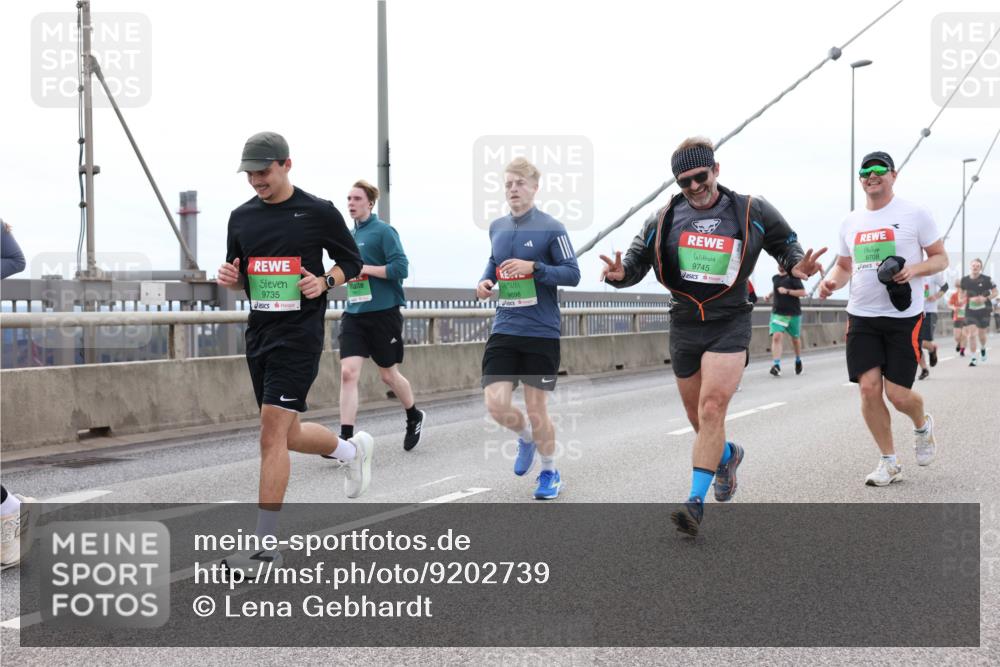 03.10.2025 - Köhlbrandbrückenlauf Lena Gebhardt http://msf.ph/oto/9202739 03.10.2025 15:50:13 Position 2 9735, 9698, 9745, 9708 meine-sportfotos.de
