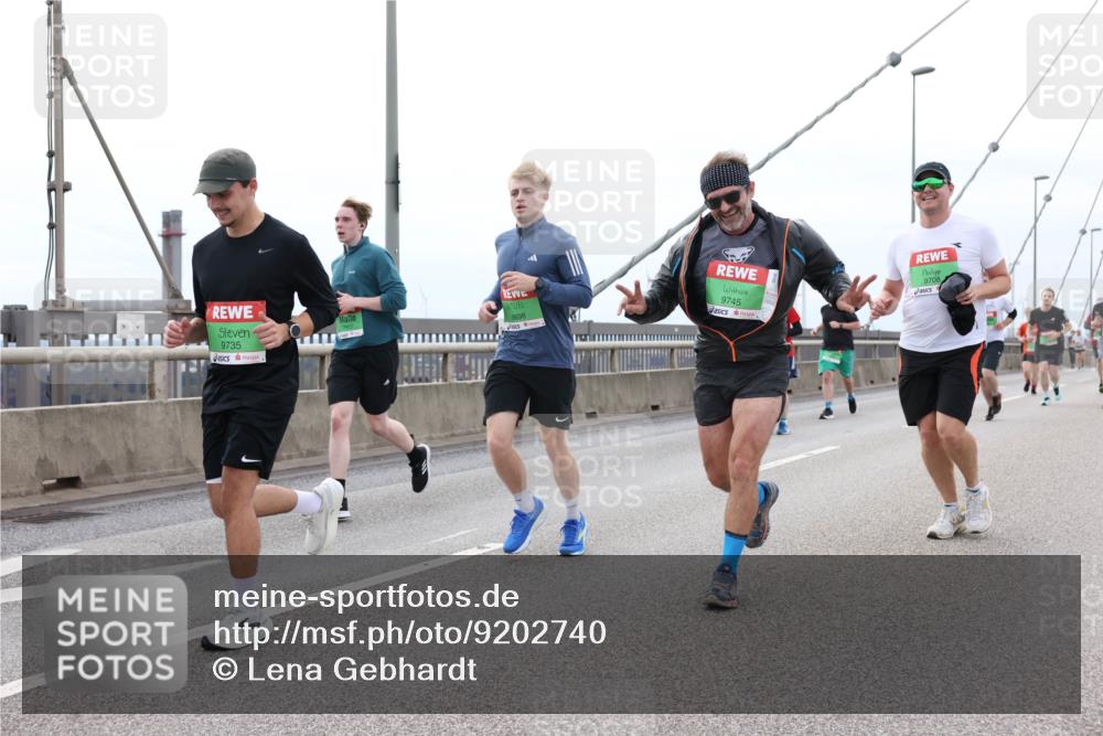 03.10.2025 - Köhlbrandbrückenlauf Lena Gebhardt http://msf.ph/oto/9202740 03.10.2025 15:50:13 Position 2 9735, 9698, 9745, 9708 meine-sportfotos.de