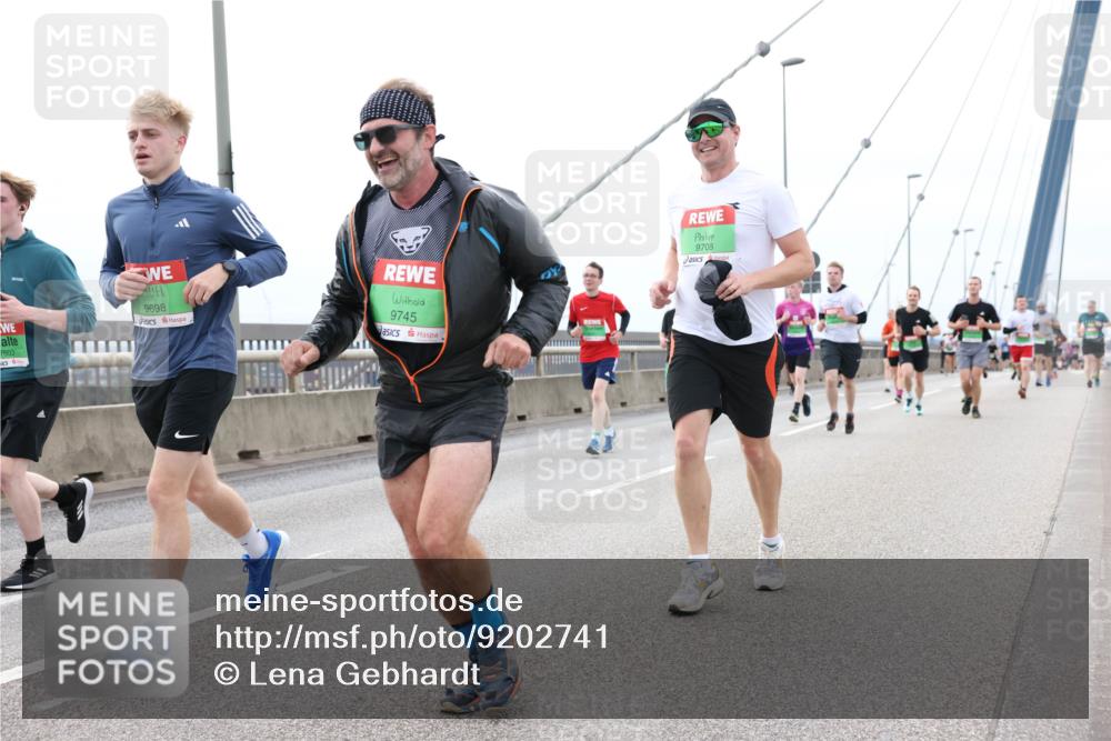 03.10.2025 - Köhlbrandbrückenlauf Lena Gebhardt http://msf.ph/oto/9202741 03.10.2025 15:50:13 Position 2 7503, 9698, 9745, 9708 meine-sportfotos.de