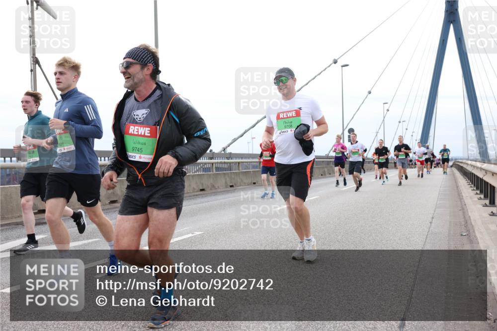 03.10.2025 - Köhlbrandbrückenlauf Lena Gebhardt http://msf.ph/oto/9202742 03.10.2025 15:50:14 Position 2 698, 9745, 9708 meine-sportfotos.de