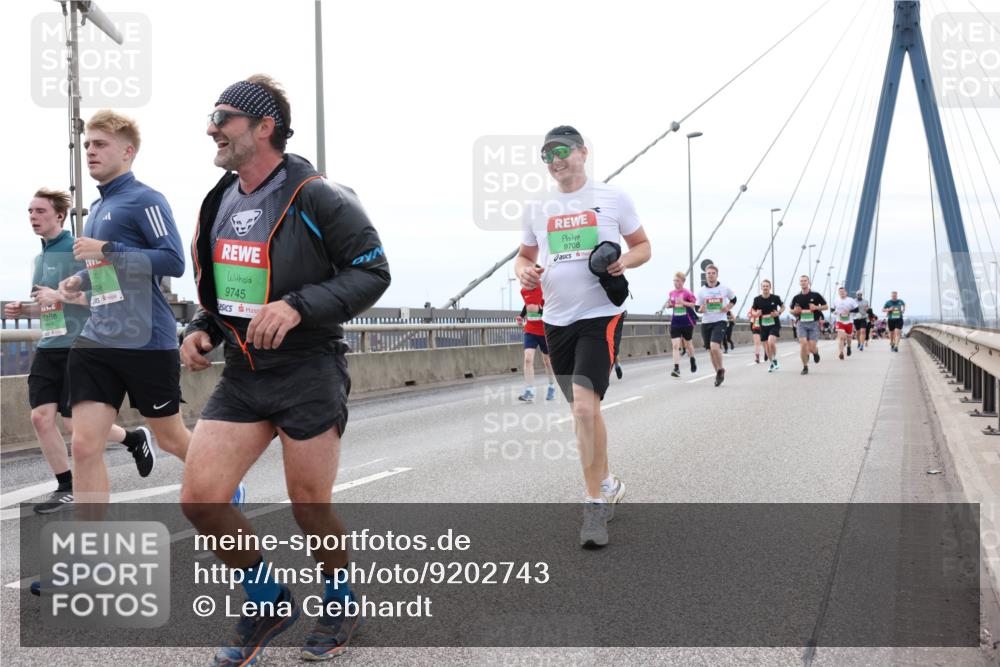 03.10.2025 - Köhlbrandbrückenlauf Lena Gebhardt http://msf.ph/oto/9202743 03.10.2025 15:50:14 Position 2 698, 9745, 9708 meine-sportfotos.de