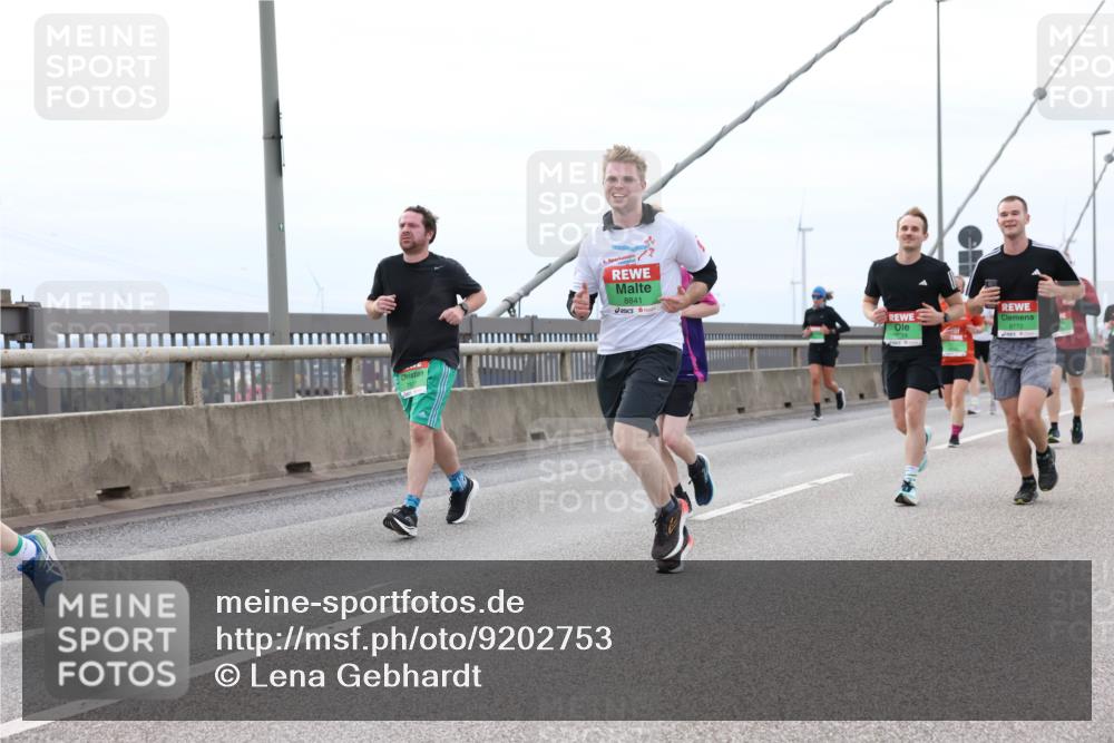 03.10.2025 - Köhlbrandbrückenlauf Lena Gebhardt http://msf.ph/oto/9202753 03.10.2025 15:50:16 Position 2 8841, 8772 meine-sportfotos.de