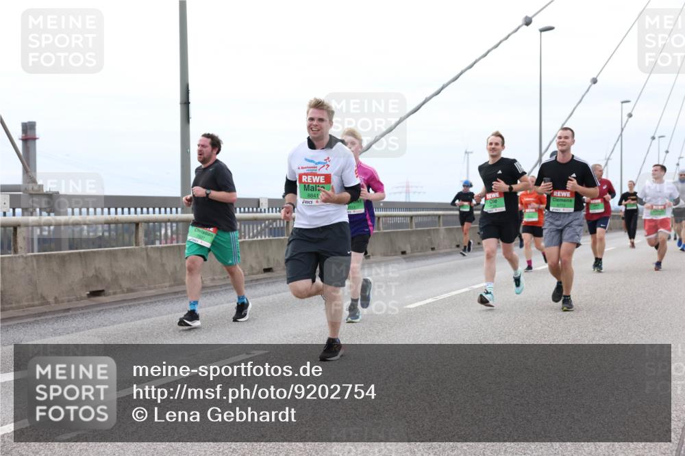 03.10.2025 - Köhlbrandbrückenlauf Lena Gebhardt http://msf.ph/oto/9202754 03.10.2025 15:50:16 Position 2 8841, 8772 meine-sportfotos.de