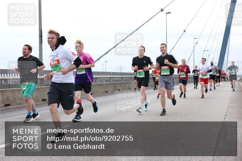 03.10.2025 - Köhlbrandbrückenlauf Lena Gebhardt http://msf.ph/oto/9202755 03.10.2025 15:50:17 Position 2 8841, 8513, 8772 meine-sportfotos.de