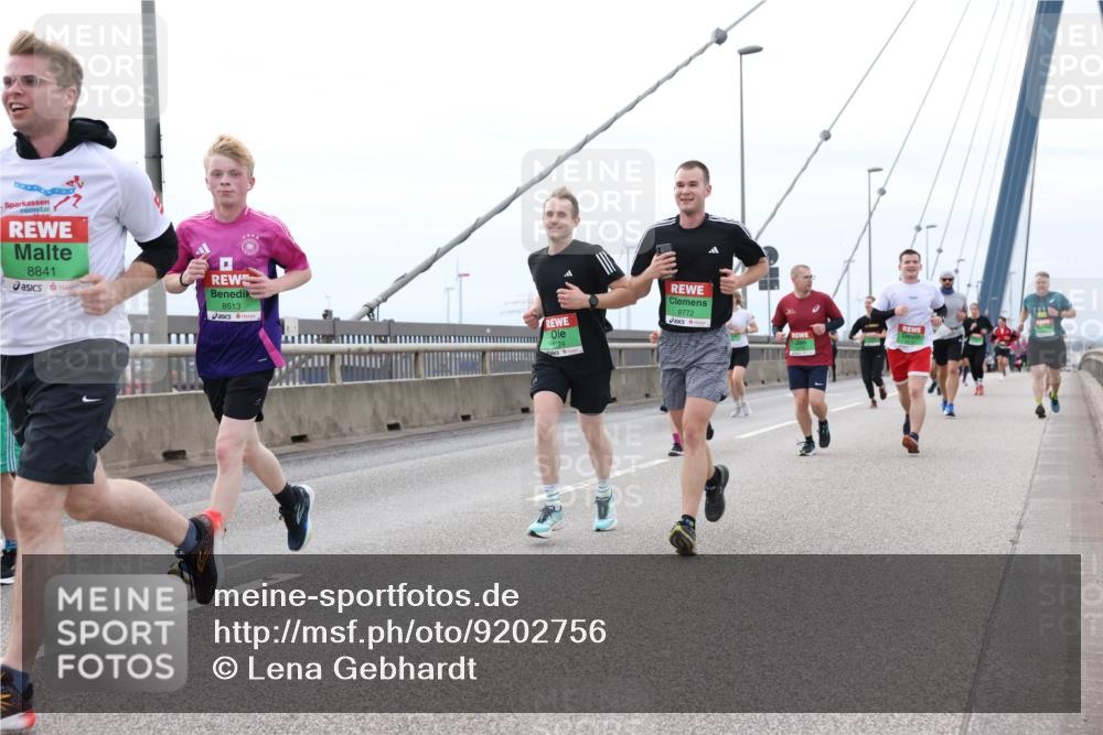 03.10.2025 - Köhlbrandbrückenlauf Lena Gebhardt http://msf.ph/oto/9202756 03.10.2025 15:50:17 Position 2 8841, 8513, 8772, 74 meine-sportfotos.de