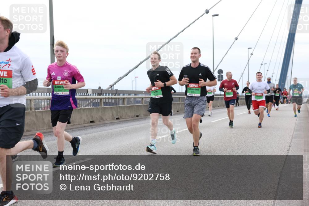 03.10.2025 - Köhlbrandbrückenlauf Lena Gebhardt http://msf.ph/oto/9202758 03.10.2025 15:50:17 Position 2 8513, 74, 8772 meine-sportfotos.de